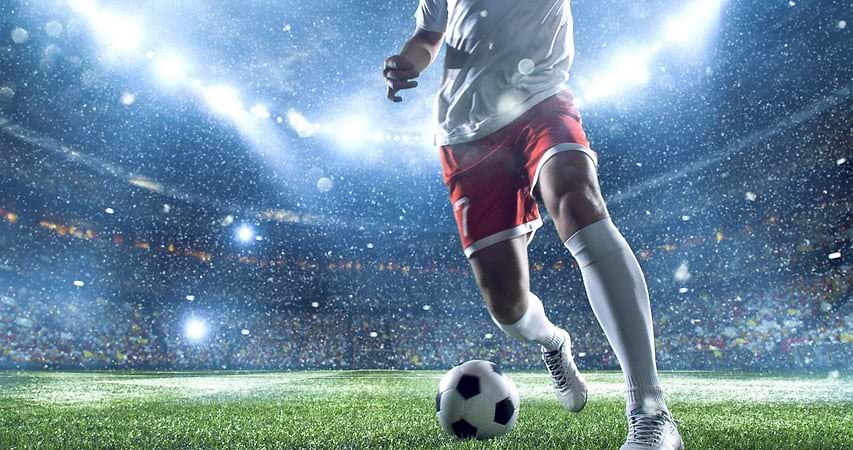Soccer,Player,Kicks,The,Ball,On,The,Soccer,Stadium.,He futbol mr underdog