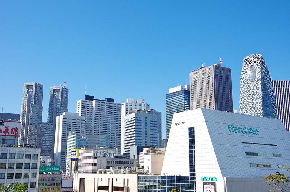新宿駅から見た西新宿高層ビル群画像