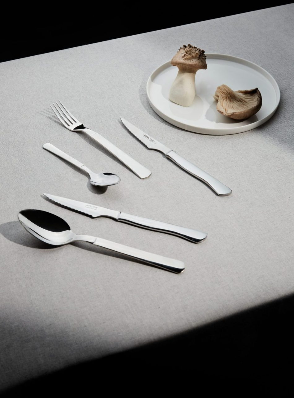 cubiertos y ensalada
