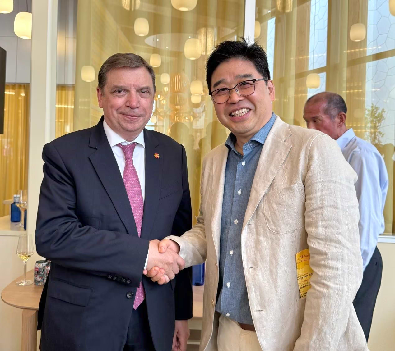 Sin título-1 Hiroshi Masuda, distribuidor de Arcos en Japón, junto al ministro Luis Planas en la recepción oficial del Pabellón de España en Expo Osaka 2025.