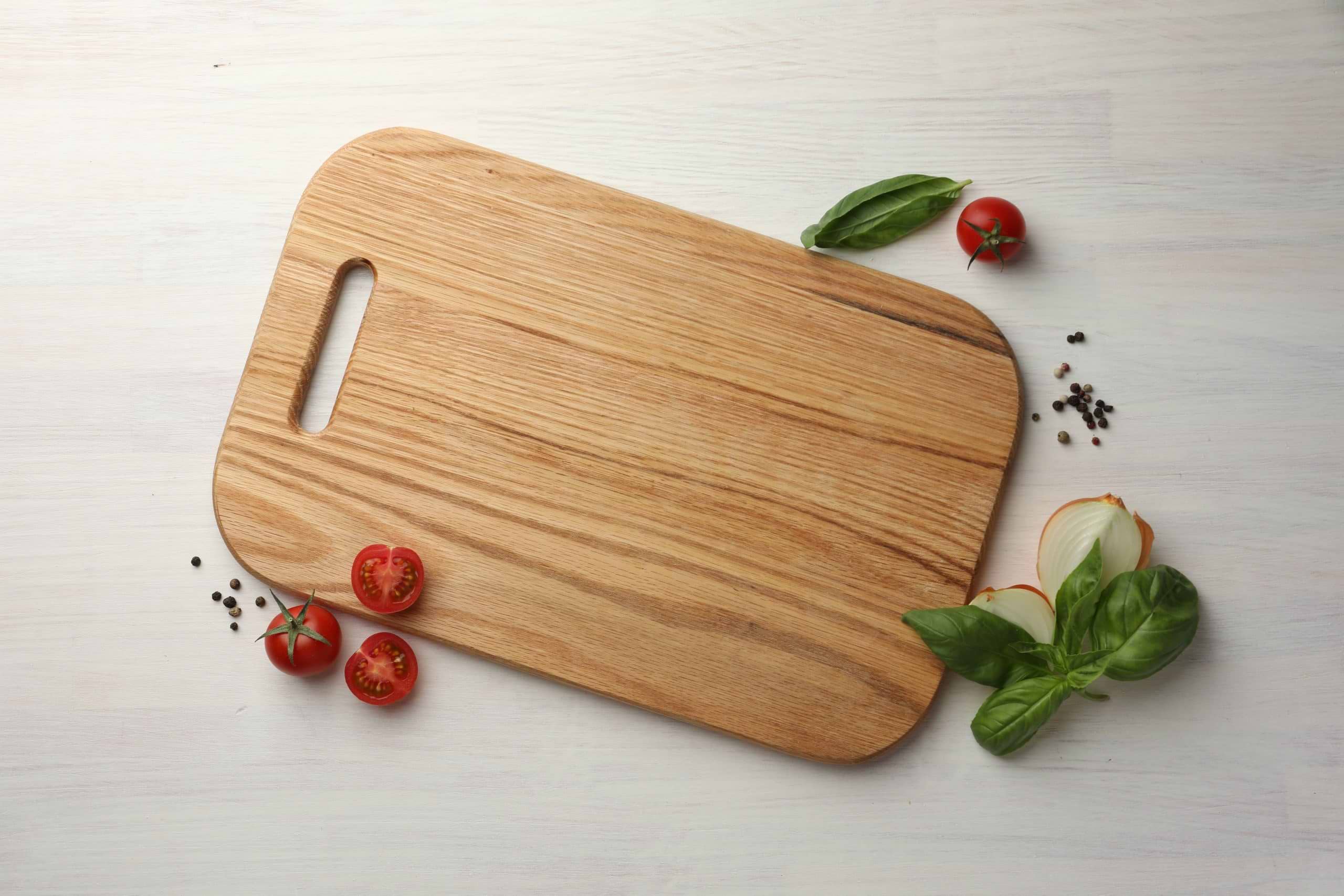 Cutting,Board,,Basil,,Onion,,Pepper,And,Tomatoes,On,White,Wooden lavavajillas y cuberteria