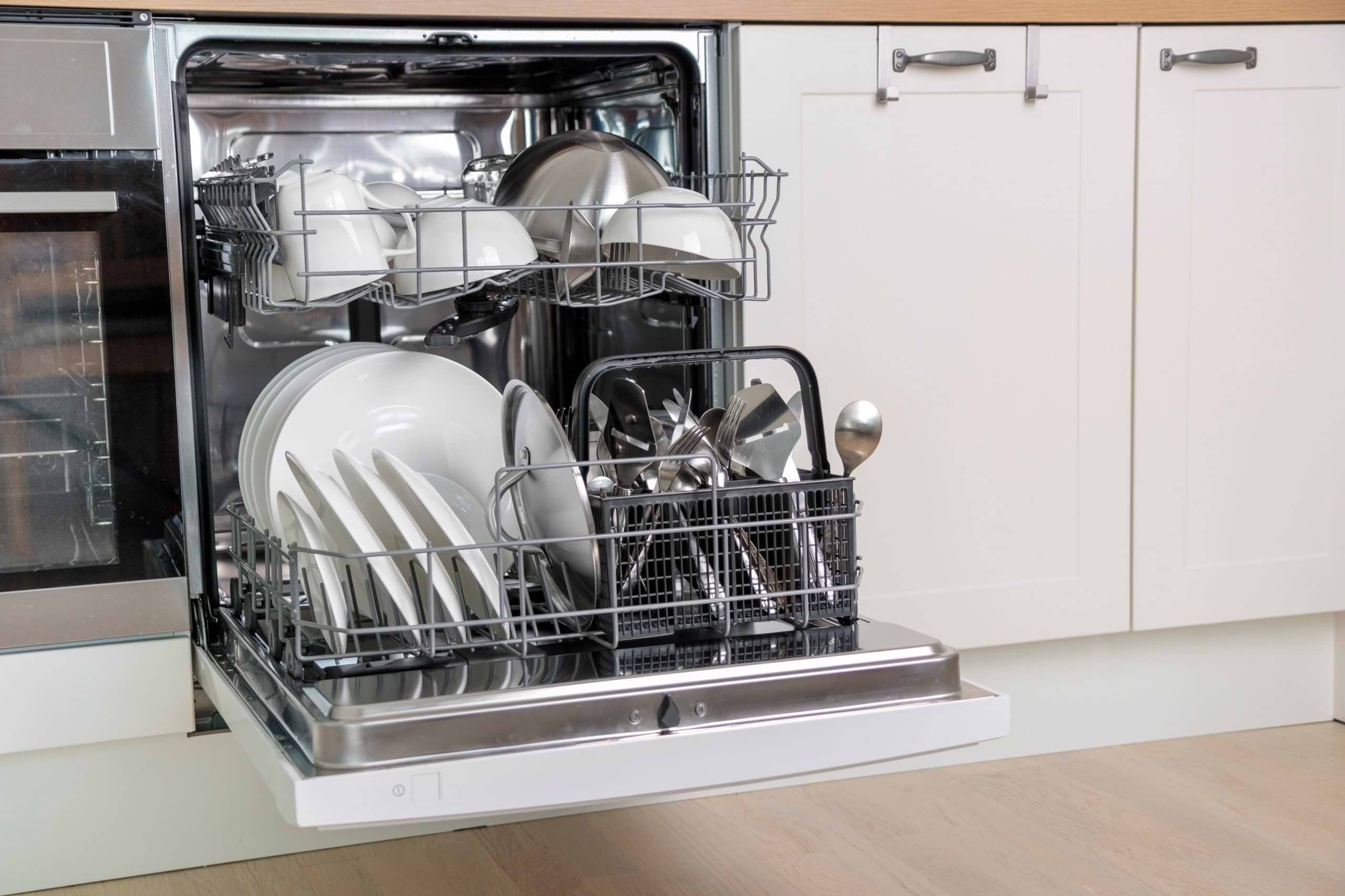Time-saving,Technology.,Open,Built-in,Dishwasher.,White,Kitchen,With,Integrated,Appliances. lavavajillas y cuberteria