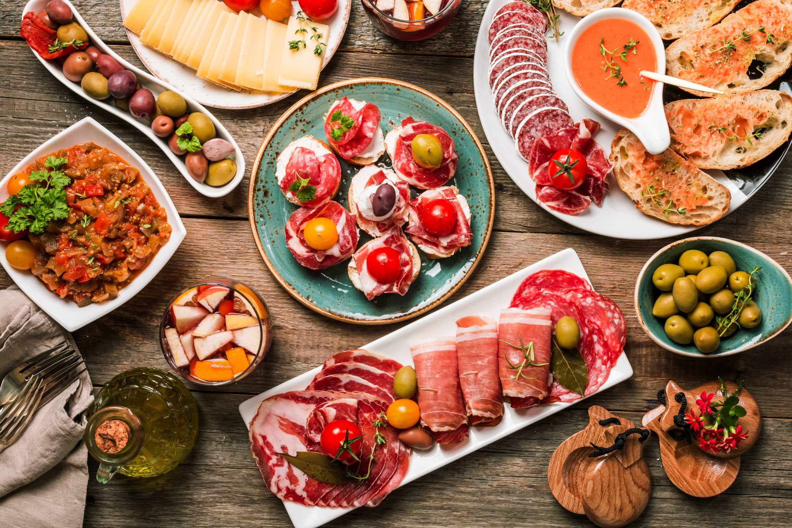 Spanish,Tapas,And,Sangria,On,Wooden,Table,,Top,View alimentos regionales