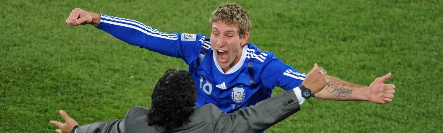 Palermo celebrando gol de cabeza en octubre 2009