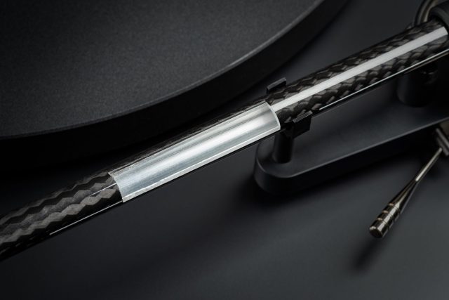 Debut-PRO-carbon-alu-tonearm-cut-scaled-1