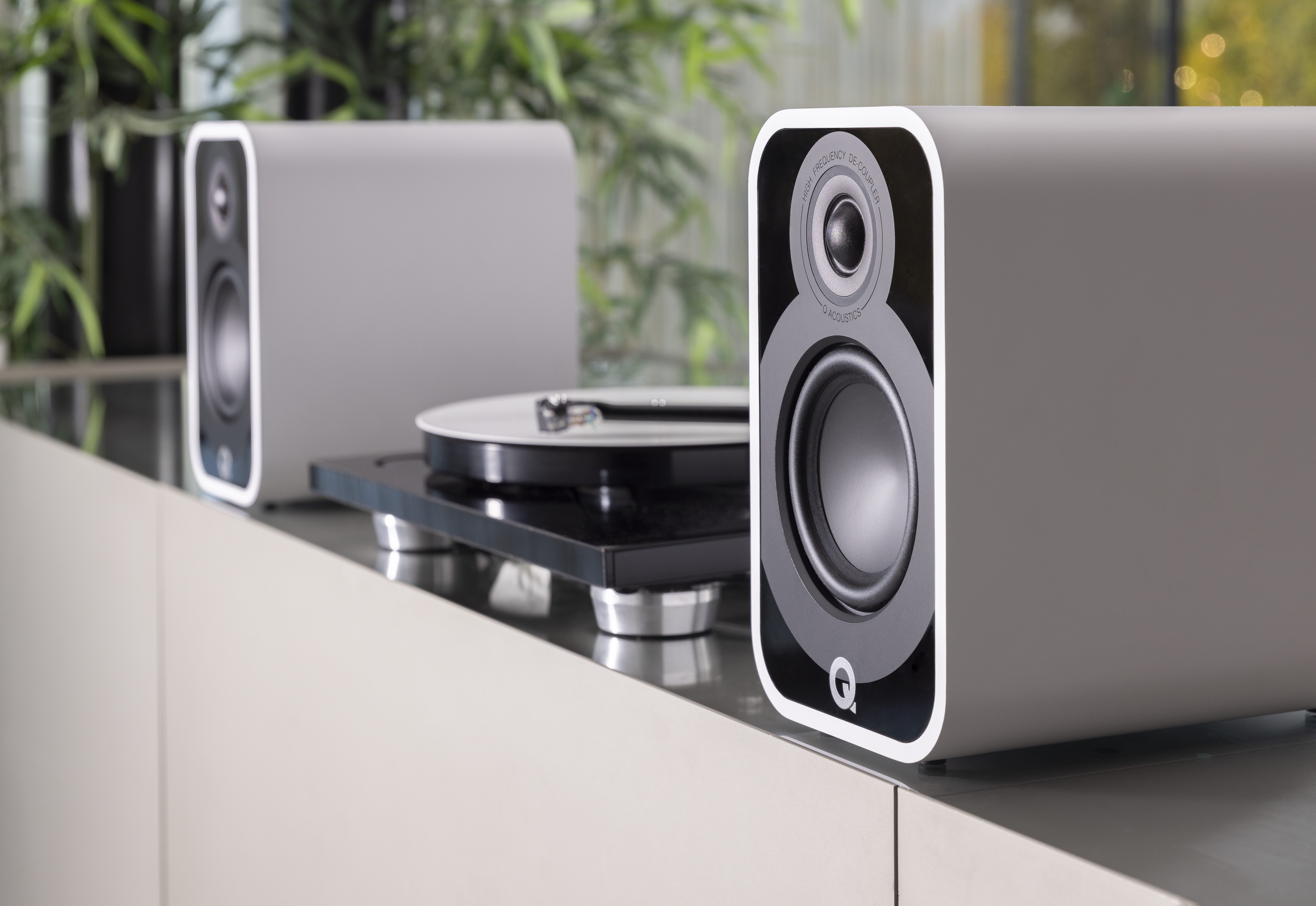 Q_Acoustics_5010_white_lifestyle.1