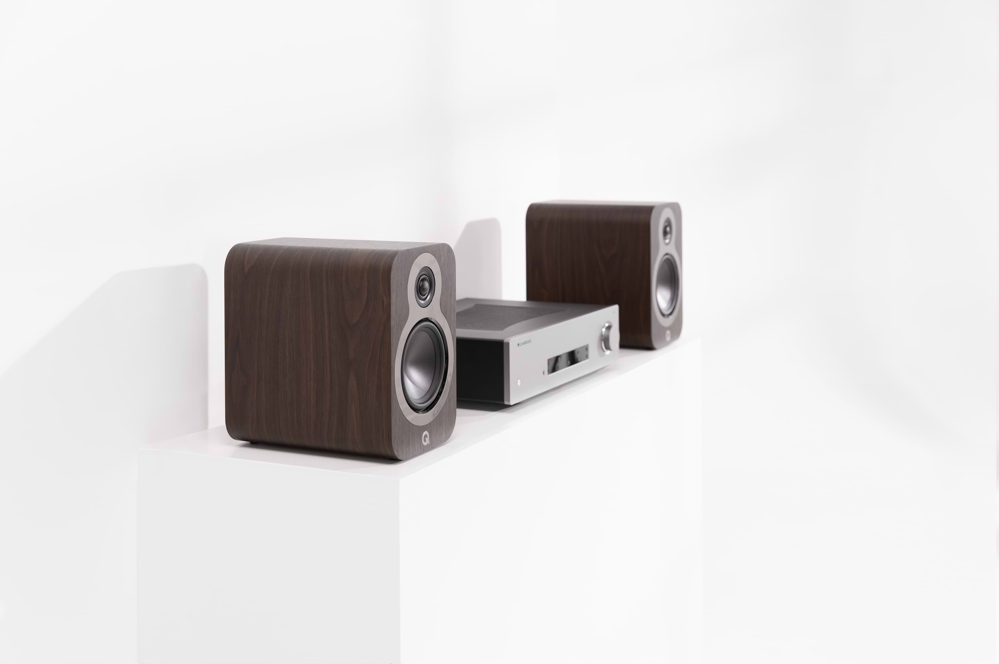 Q_Acoustics_3020c_claro_walnut_no_grilles_with_streamer