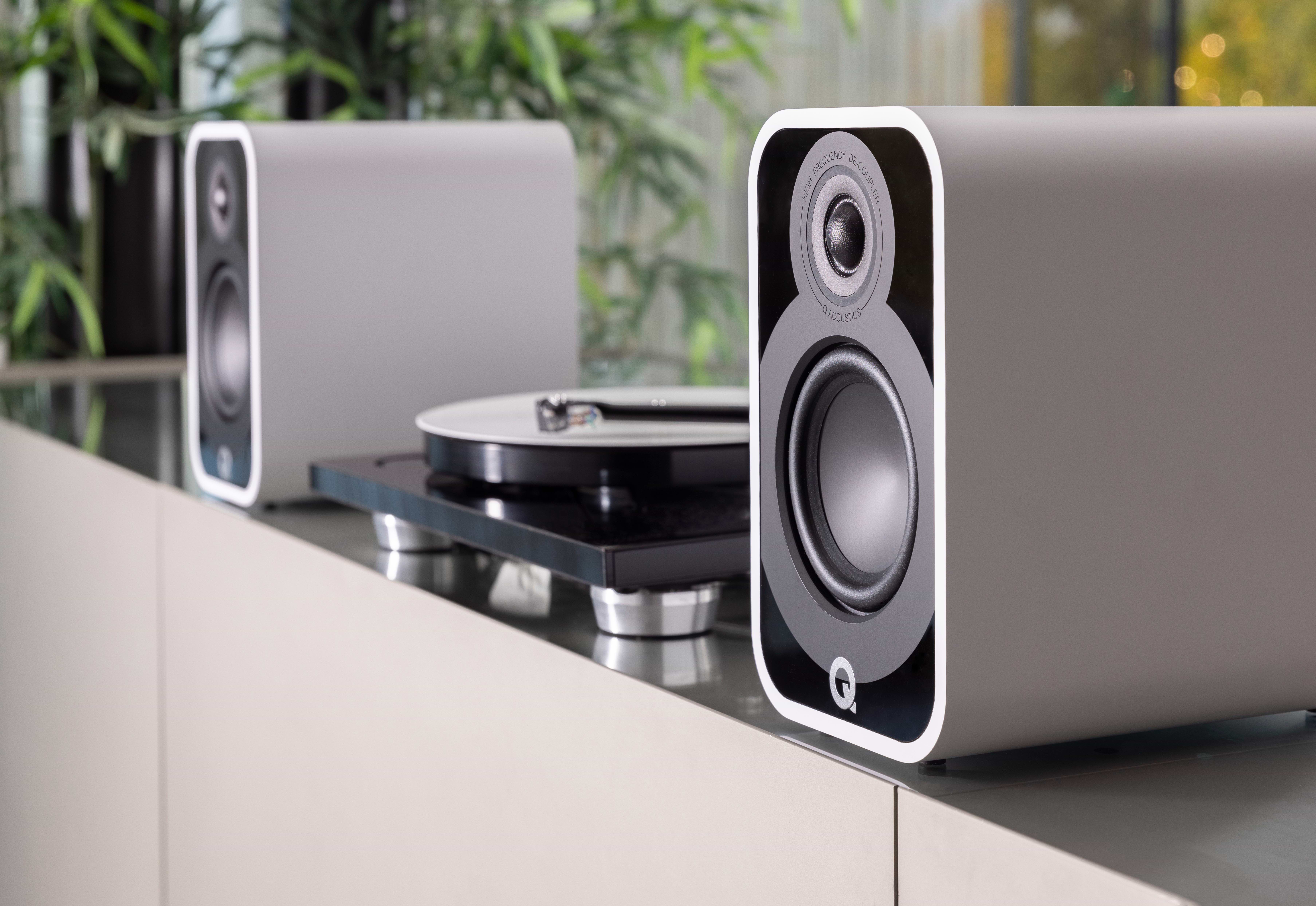Q_Acoustics_5010_white_lifestyle.1