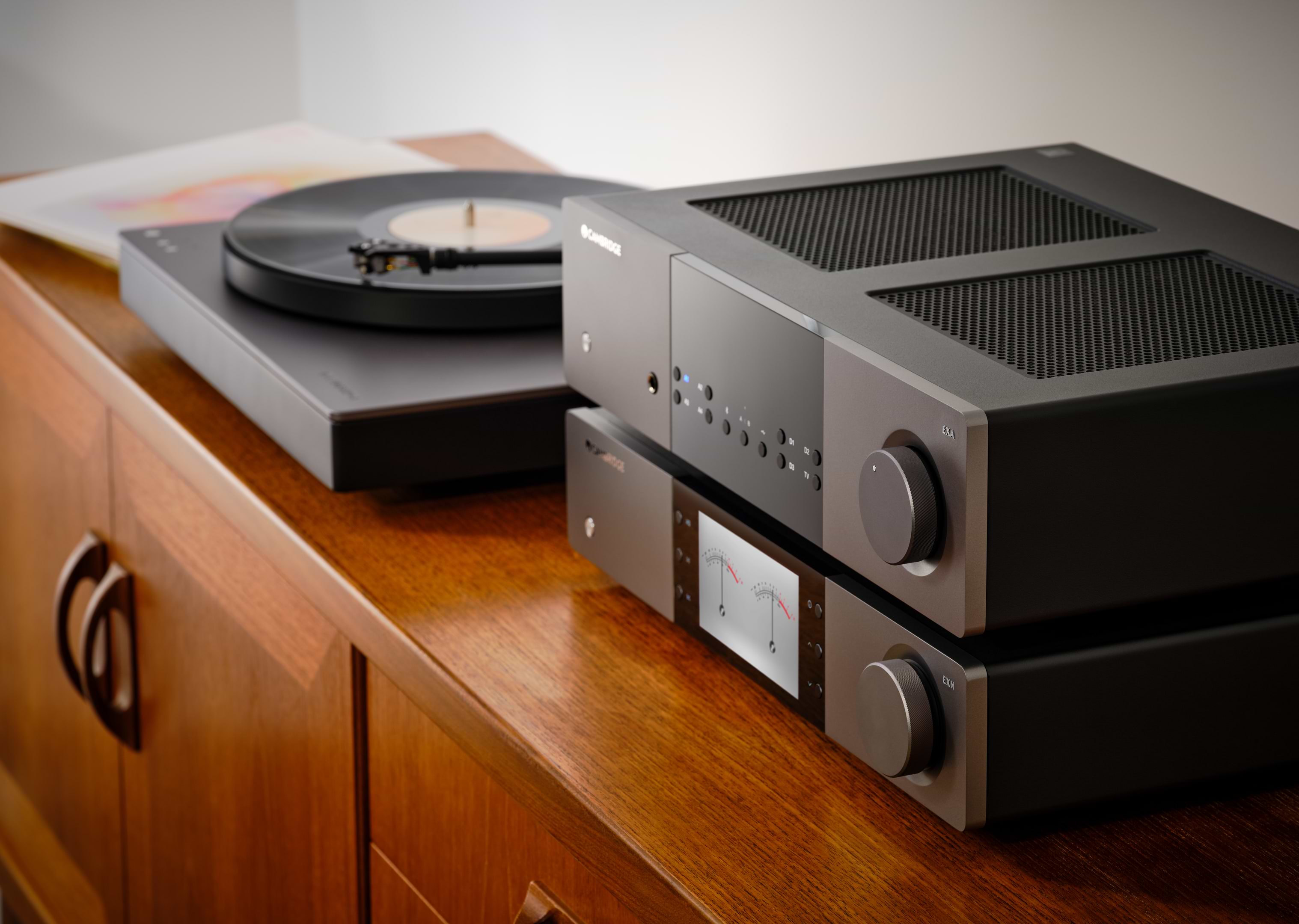 Shot3_EX_Stack_Turntable-In-tight-Incidental_MAIN_13992_v2