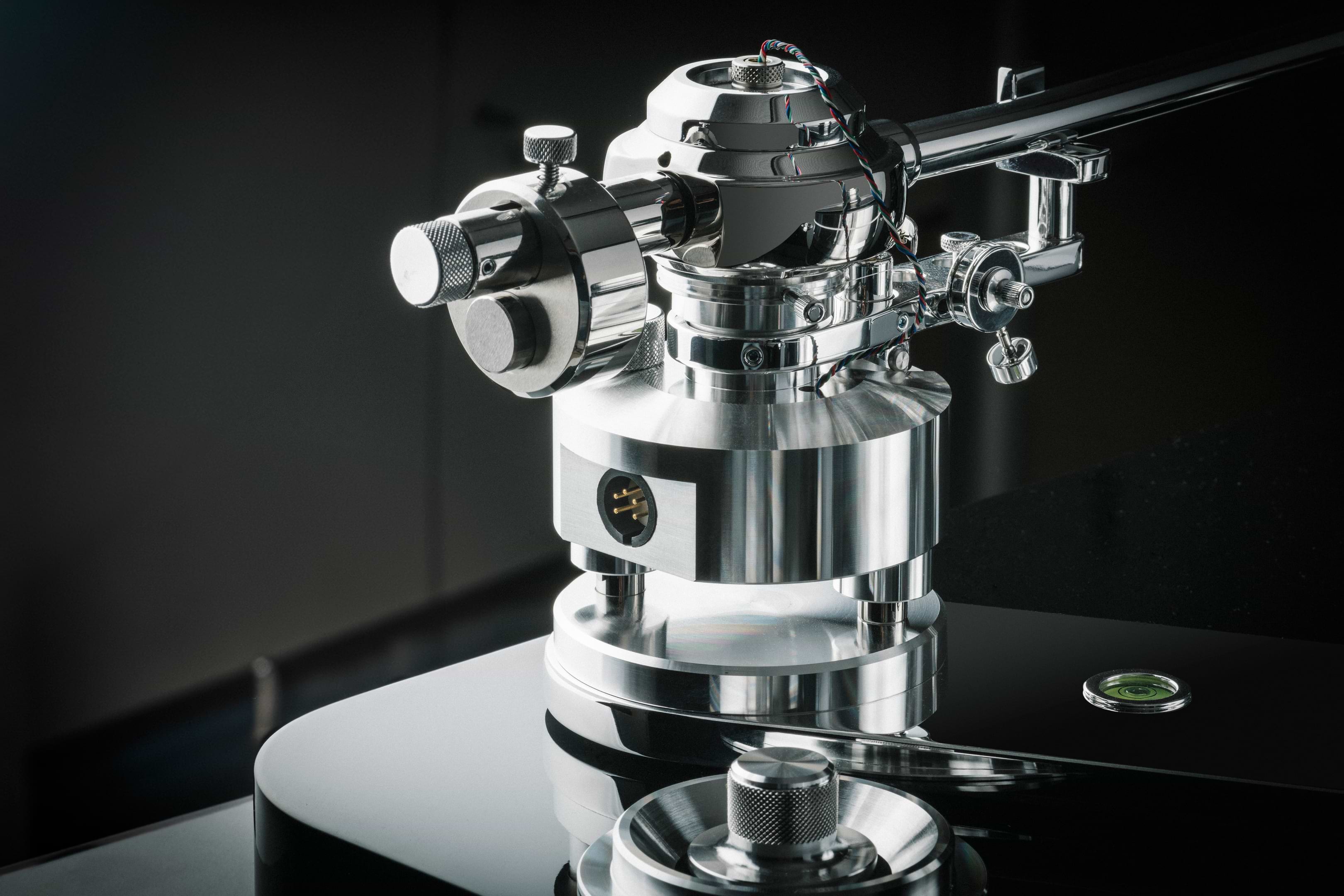 Signature-12.2-detail-tonearm-3