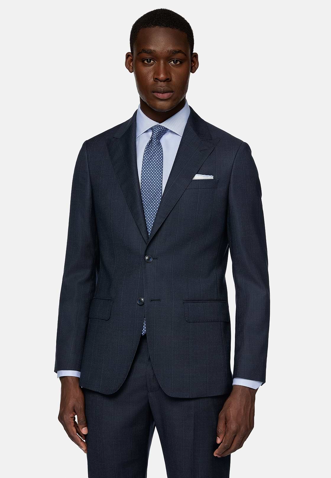 Traje azul marino con camisa gris online