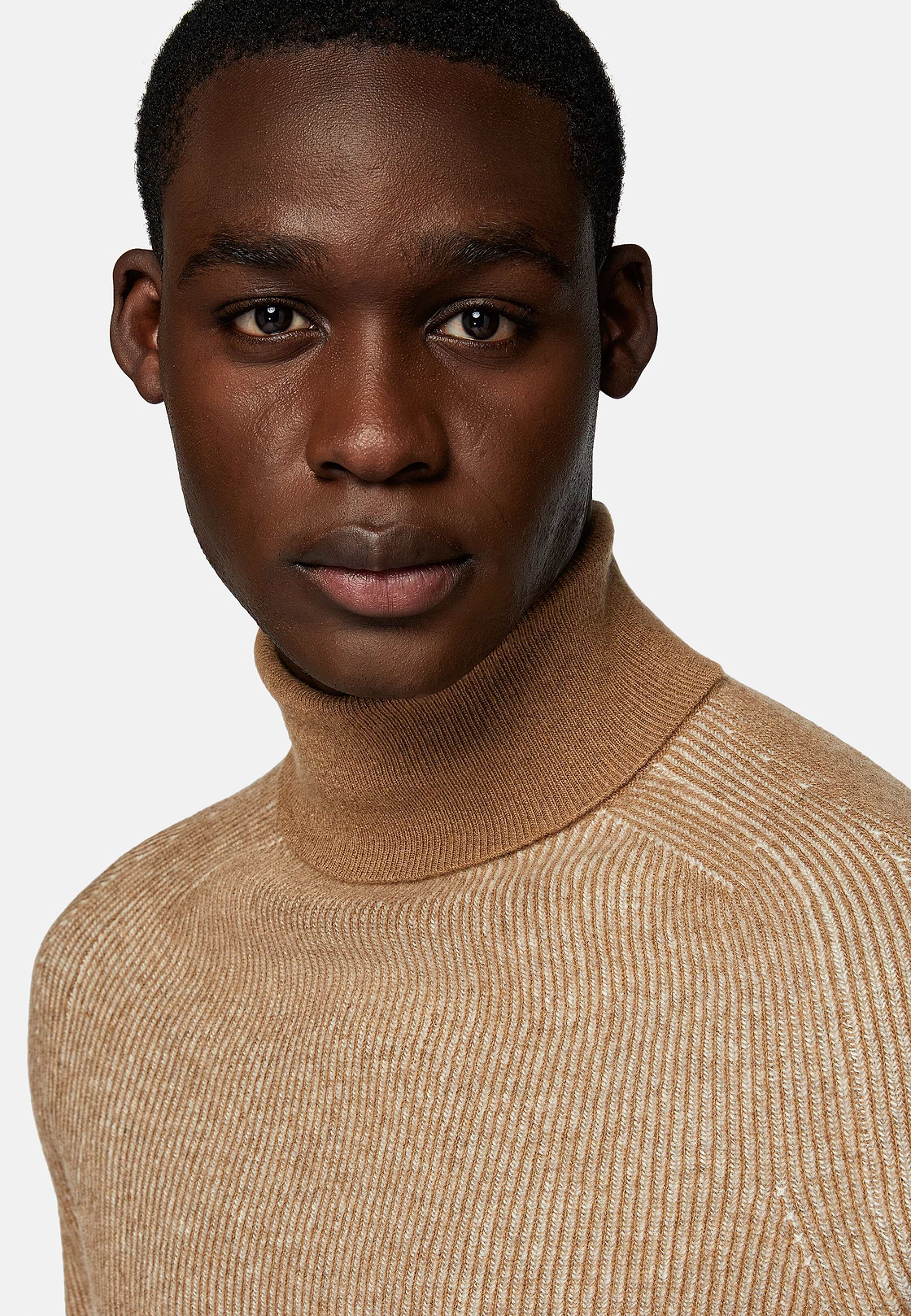 Brauner Rollkragenpullover aus Merinowolle, Haselnuss, hi-res