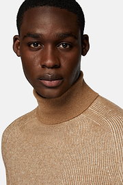 Brauner Rollkragenpullover aus Merinowolle, Haselnuss, hi-res