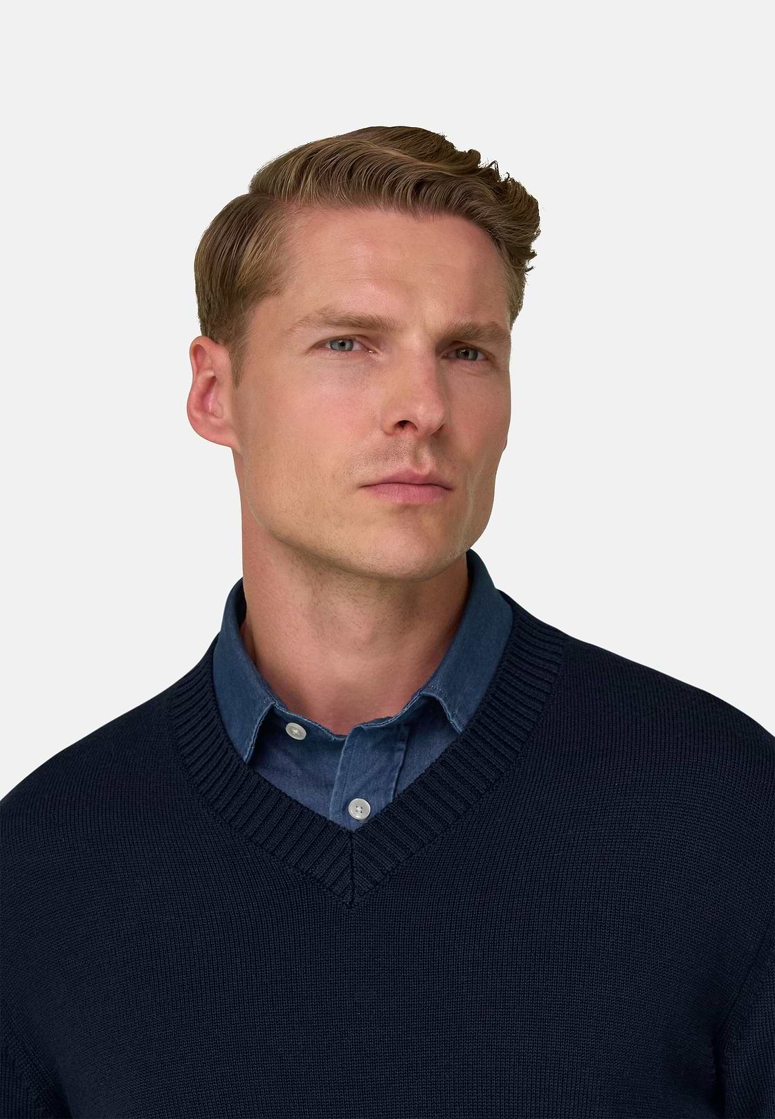 V-Neck Jumper in Extrafine Merino Wool, Navy blue, hi-res, 3