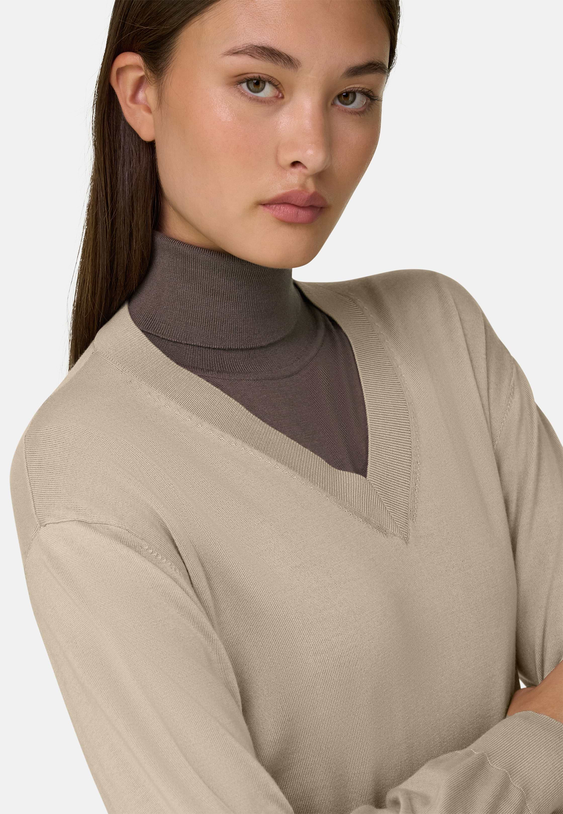 V-Neck Jumper in Merino Wool Silk, Sand, hi-res, 3