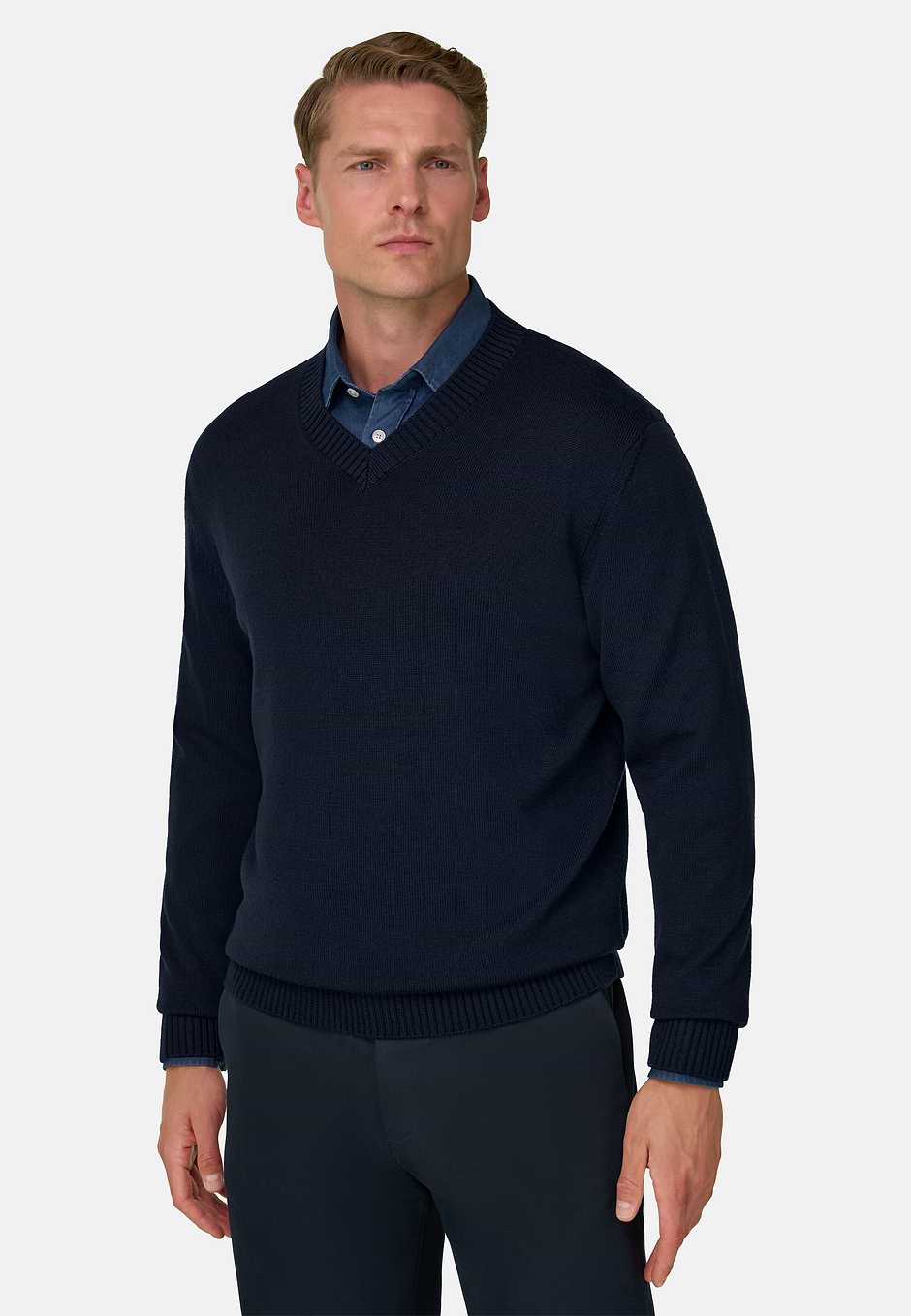V-Neck Jumper in Extrafine Merino Wool, Navy blue, hi-res