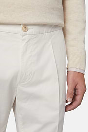 Pantalone in Cotone Elasticizzato con Pinces, Bianco, hi-res