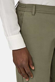Bermudas in Stretch Cotton, Military Green, hi-res
