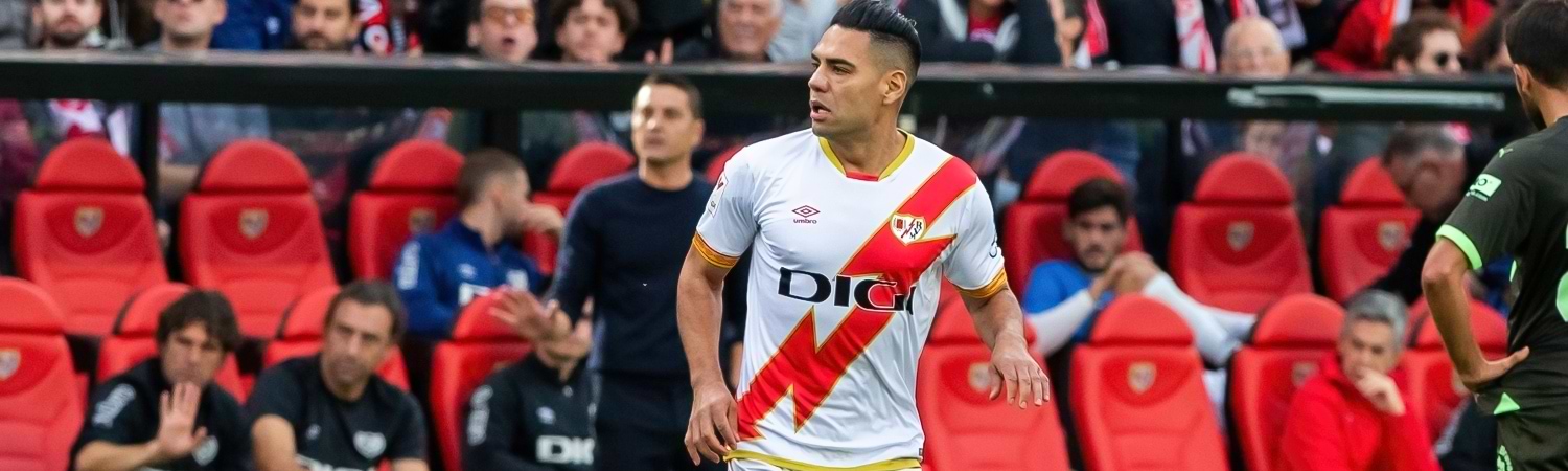 Radamel Falcao - Preparandose para entrar a partido