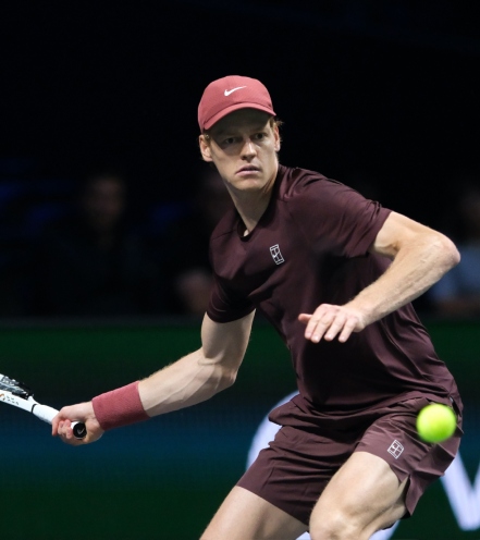 Jannik Skinner tirando pelota tenis