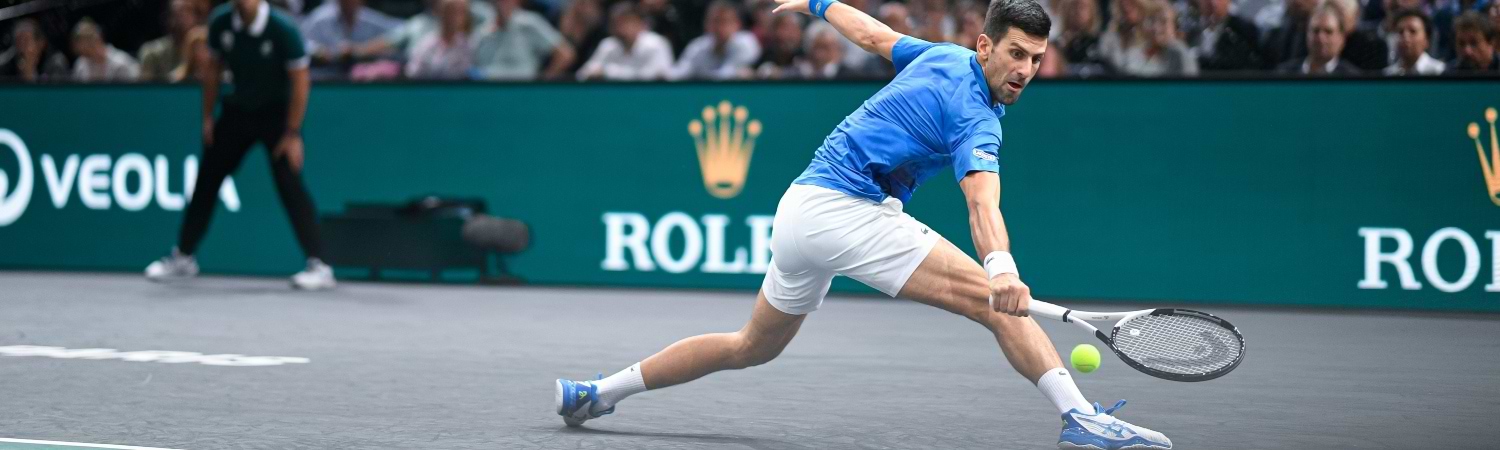 MASTER 1000 DE PARIS 2025 - jugador dando con la raqueta a una pelota de tenis
