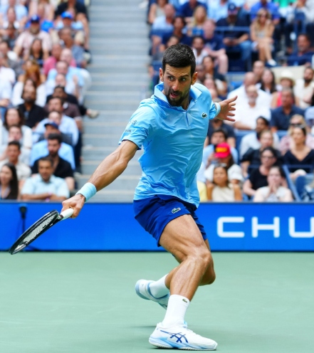 Novak Djokovic en saque de pelota