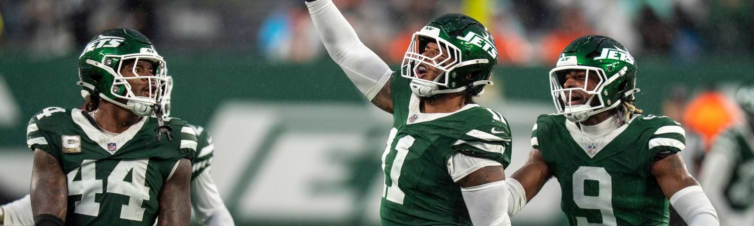 NY Jets Jamien Sherwood (#44), Jermaine Johnson II (#11), y Will McDonald IV (#9) en el estadio