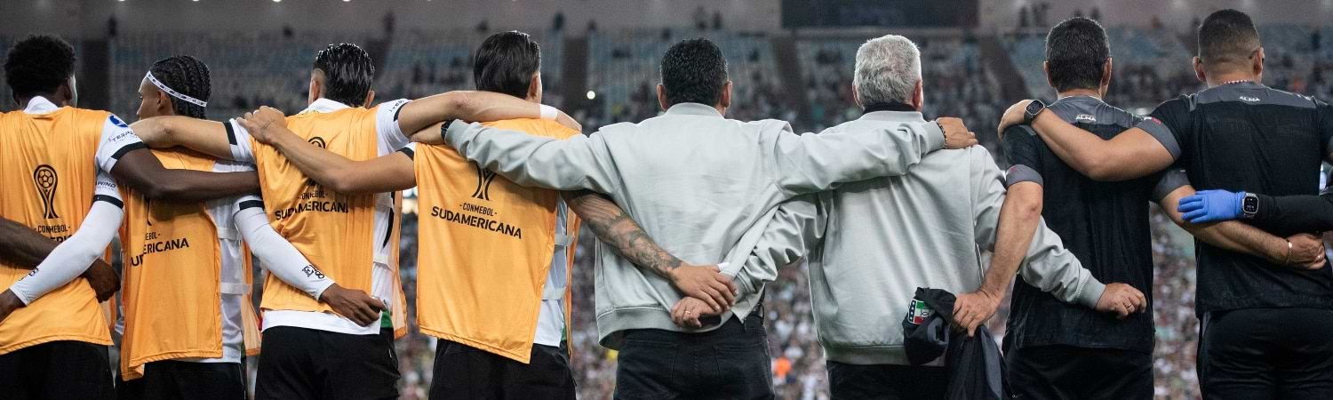 Once Caldas en formacion en la copa Sudamericana