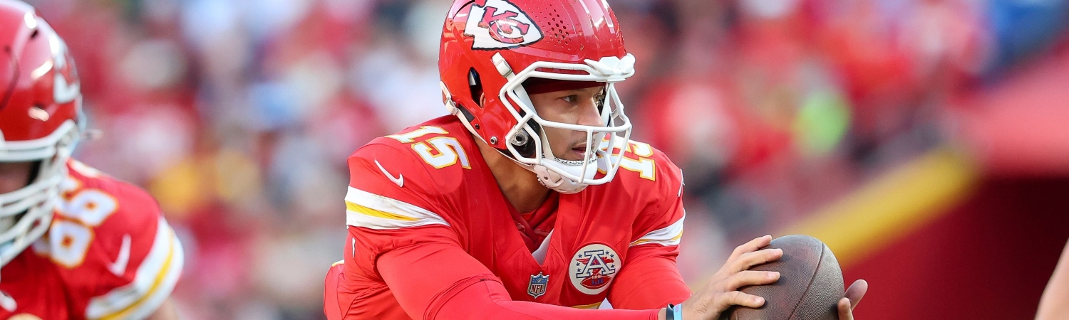 Patrick Mahomes - Kansas City QuarterBack con el balón en mano