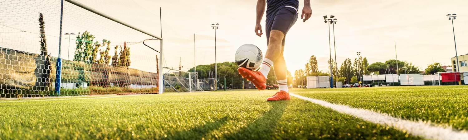 entrenamiento de futbolista , campo de futbol y balón de fútbol con gradas vacías