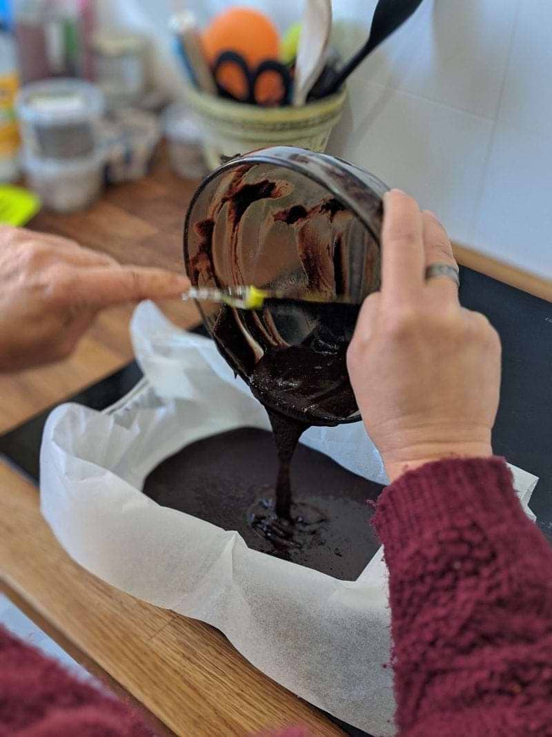 מזיגת תערובת השוקולד לתוך התבנים