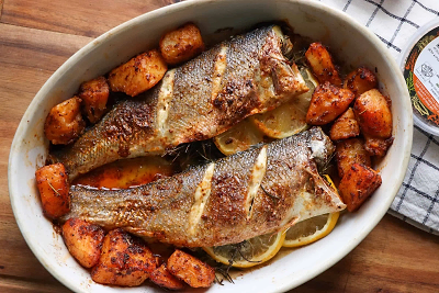 דגים ותפוחי אדמה קריספיים בתנור