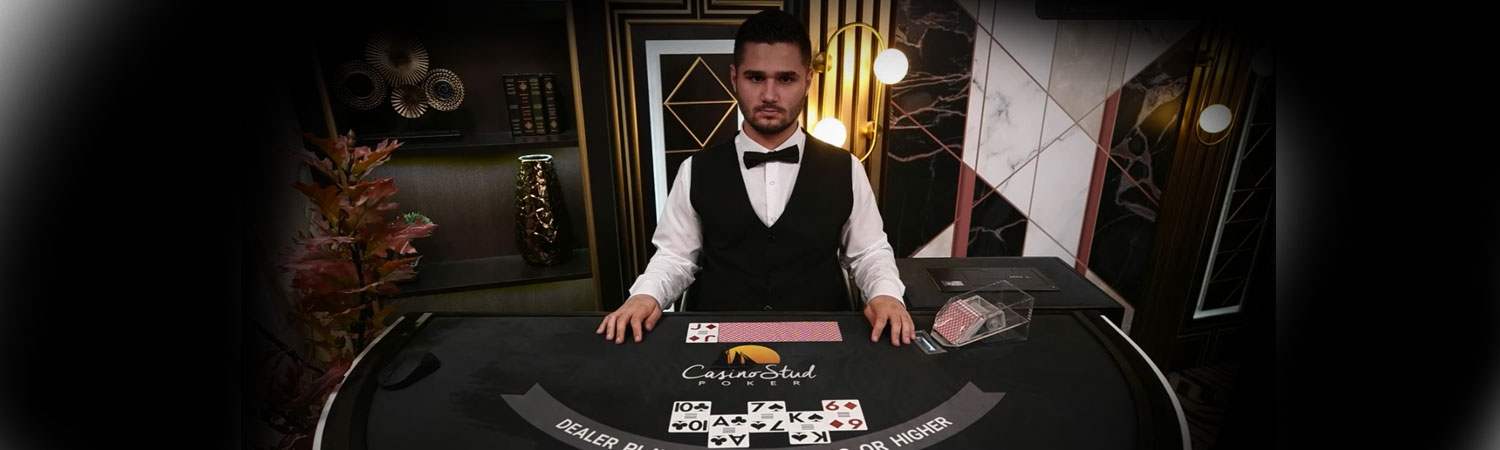 Mesa de blackjack con cartas y fichas en un casino en línea