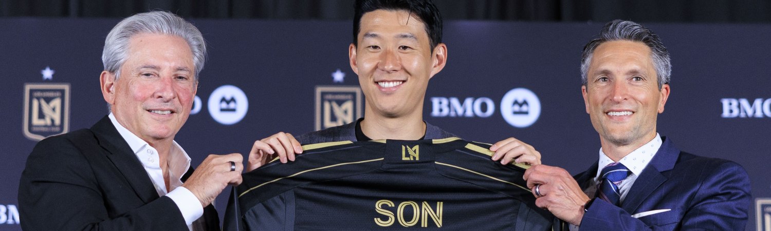 Son Heung-min posa con su camiseta número 7 como nuevo miembro de los Angeles Football Club