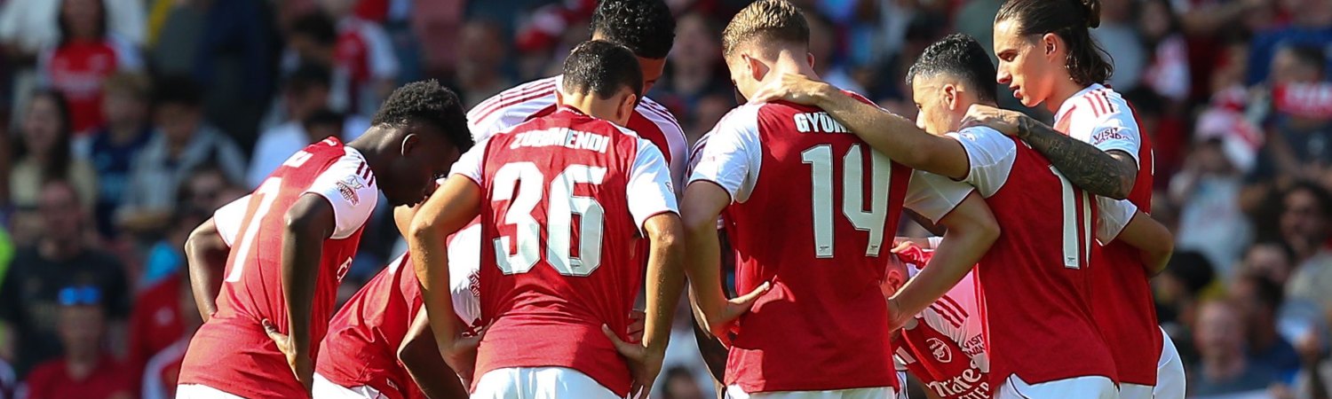 jugadores del Arsenal revisan estrategia durante un partido de 2025