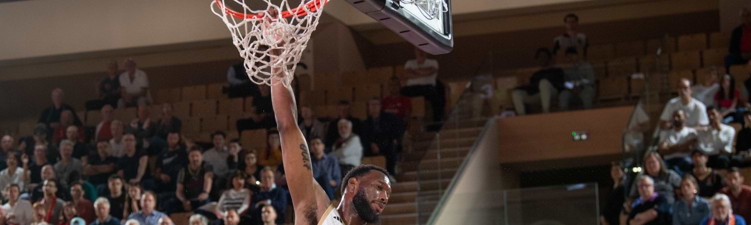 JUGADOR DE BASQUETBOL ENCESTANDO UNA PELOTA