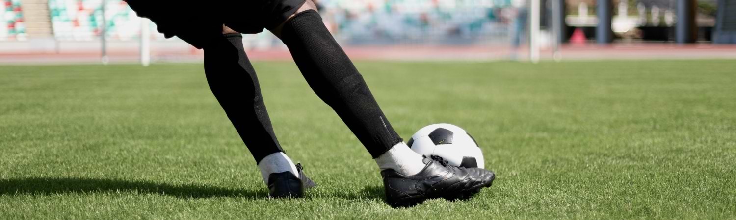 jugador frente a portería a punto de tirar - con uniforme similar a l equipod e Tauro FC