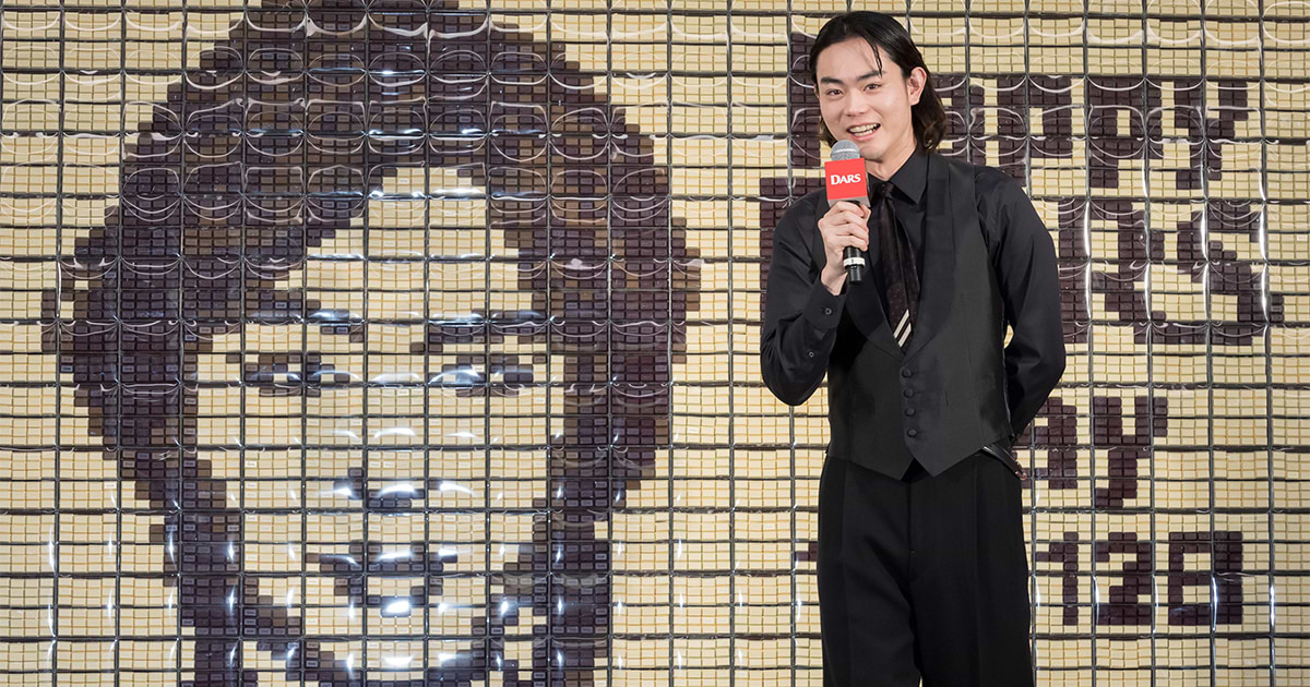 菅田将暉さん赤・黒・白の1人3役 12月12日は「ダースの日
