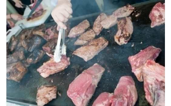 “肉、たりてる？” 

駒沢で「肉フェス」開催