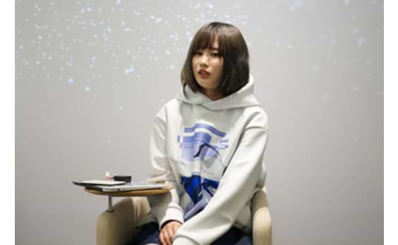 女子高生が装着完了。「きゅんくん」が開発したウエアラブルロボットとは？