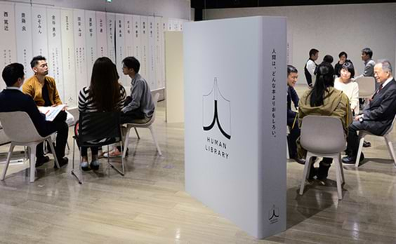 「超福祉展」で、協賛の毎日新聞社が「人の図書館」と「点字毎日」を展示