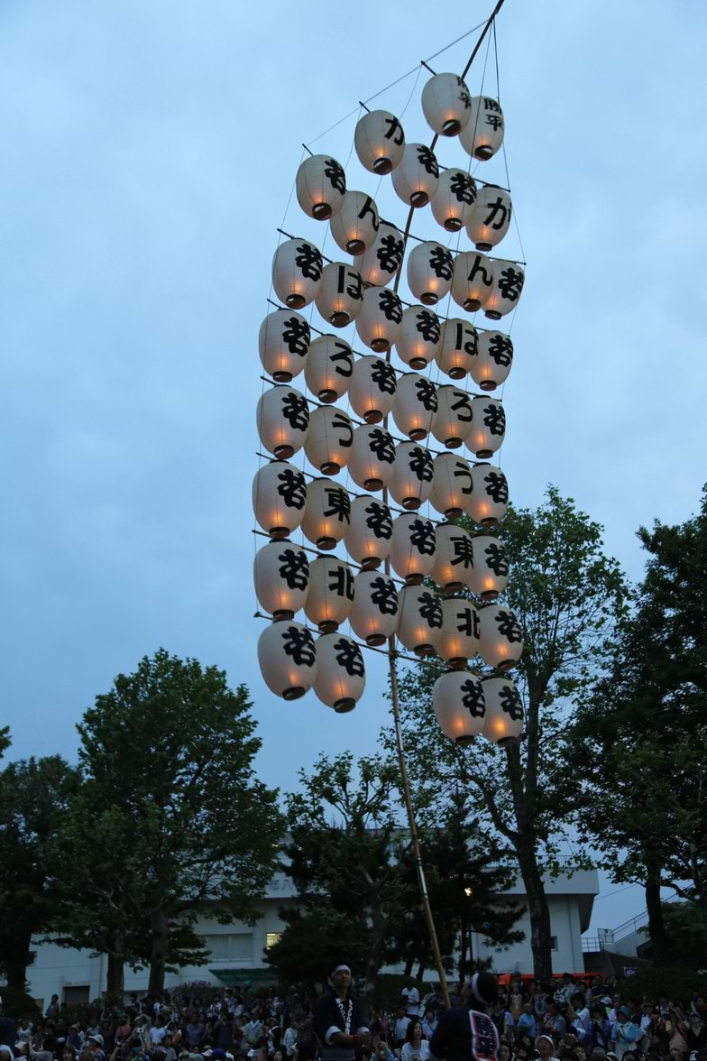 東北六魂祭初。火が入った竿燈