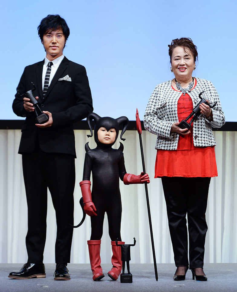 左から演技賞の俳優・桐谷健太さん、子役・寺田心くん、女優・渡辺えりさん