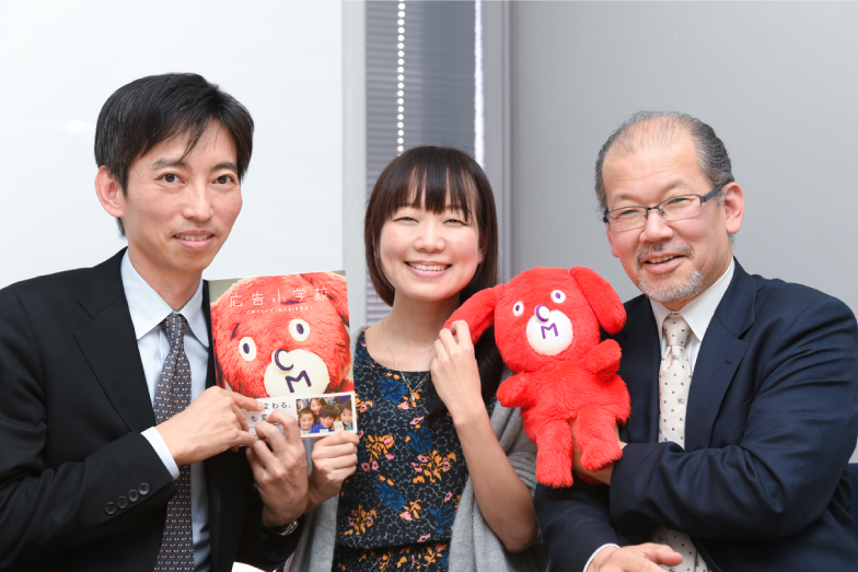 電通・牧口氏、舘林氏、広告小学校キャラクター「コマ犬（いぬ）」、ブレイブ室長・大熊氏