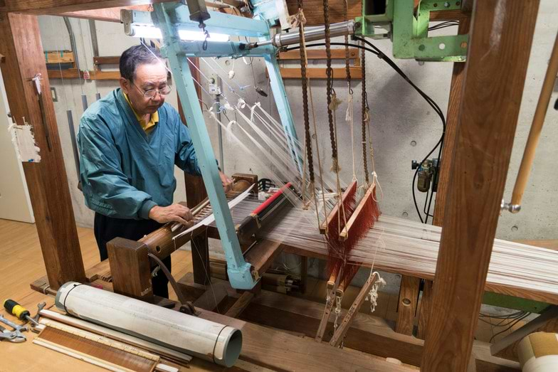 絹糸の染め残す部分をマスキングする締機（しめばた）