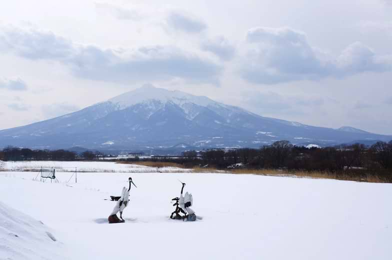 津軽富士とも呼ばれる岩木山と鶴のモニュメント