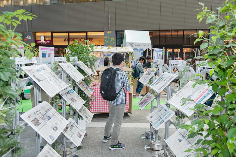 全国の新聞が並んだ