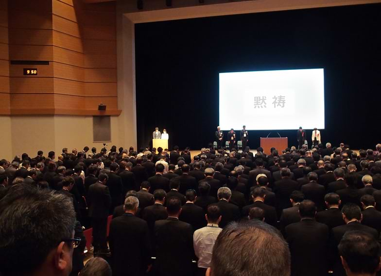 式典に先立って、熊本地震の犠牲者に黙とうをささげた。