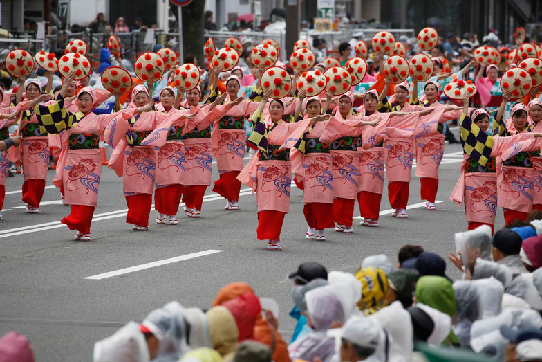 ヤッショ、マカショの掛け声とともにあでやかな踊りを披露した「山形花笠まつり」