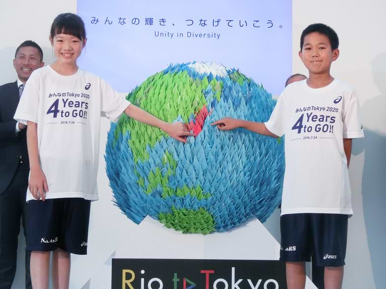 大田区スポーツ少年団の二人が2020羽目を飾って、地球儀を完成させた